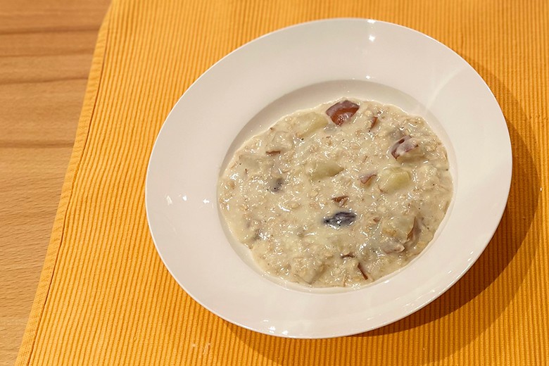 Porridge mit Birne und Datteln
