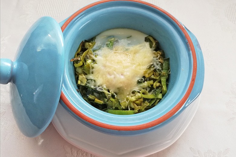 Überbackener Porree mit Ei