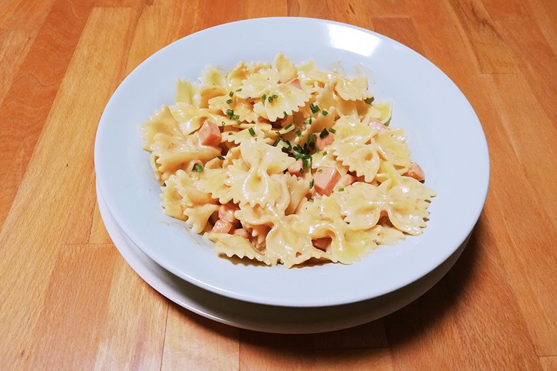 Nudel-Pfanne mit Knacker