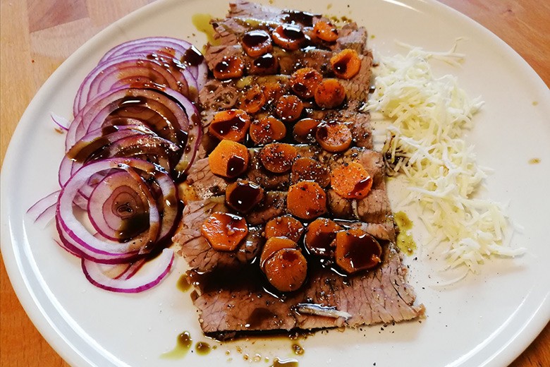 Spätes Frühstück mit Rindfleisch