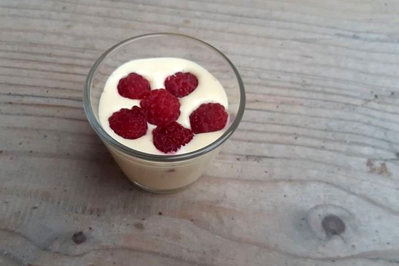 Vanillecreme mit Himbeeren