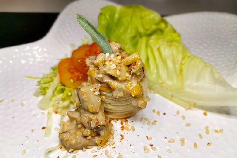 Kräuterseitlingragout mit Vermouth, Sesam und Saisongemüse