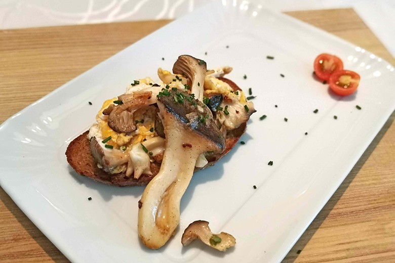 Kräuterseitlinge auf Eierspeisbrot