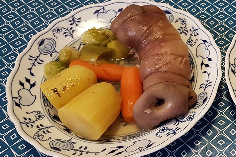 Gekochte Schweinshaxerl und Schweinsrüsserl
