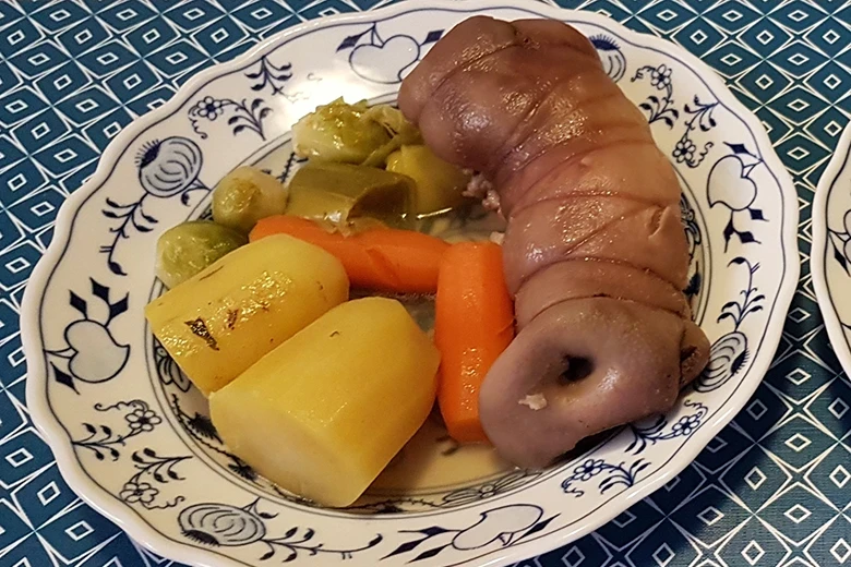 Gekochte Schweinshaxerl und Schweinsrüsserl