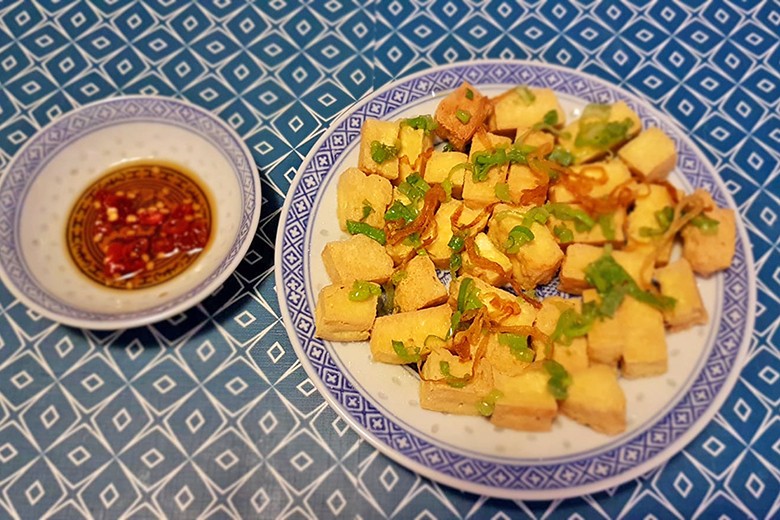 Knusprig gebratener Tofu mit Chili-Sojasauce