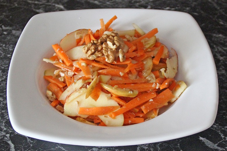 Apfel-Karotten-Salat mit Nüssen