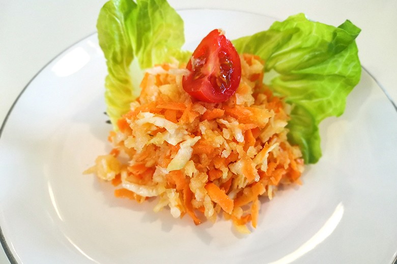 Gesunder Apfel-Karotte-Sellerie-Salat