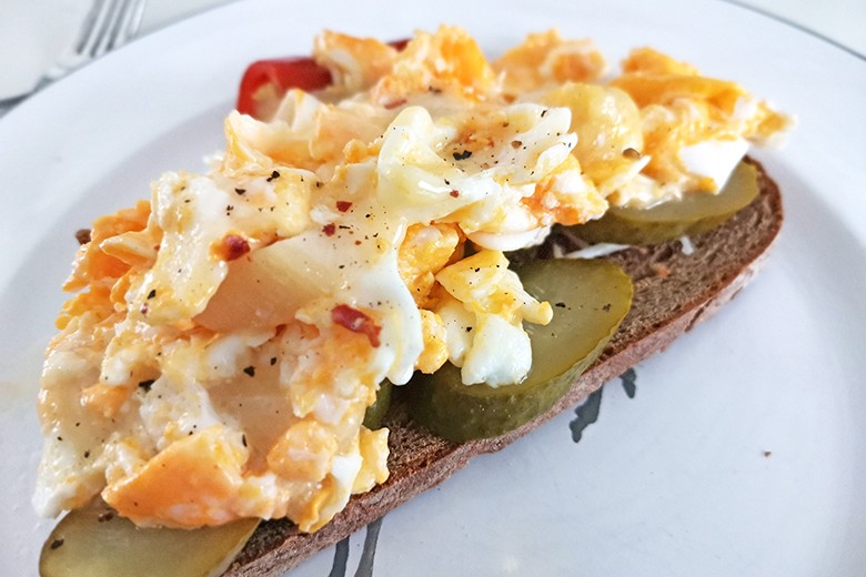 Bergkäse-Rührei-Brot mit Gurkerl und Kren