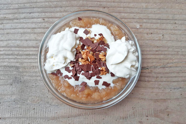 Apfelmusjogurt mit Nüssen