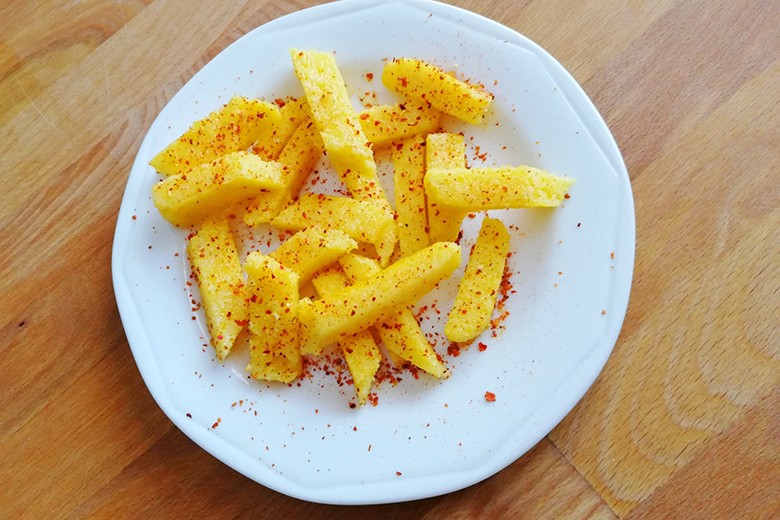 Polenta-Sticks mit Chiliflocken