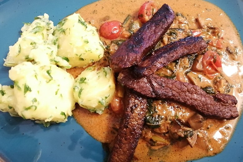Pilz Stroganoff mit kurz gebratenem Rindfleisch