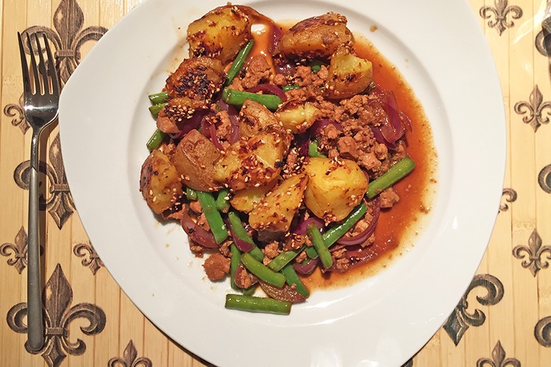 Asiatische Misoerdäpfel mit Fisolen und Tofu