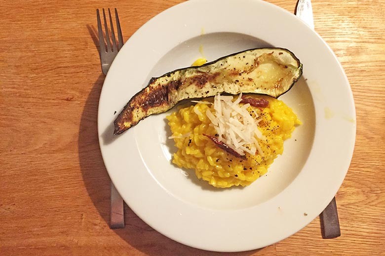 Safranrisotto mit Zucchinistreifen