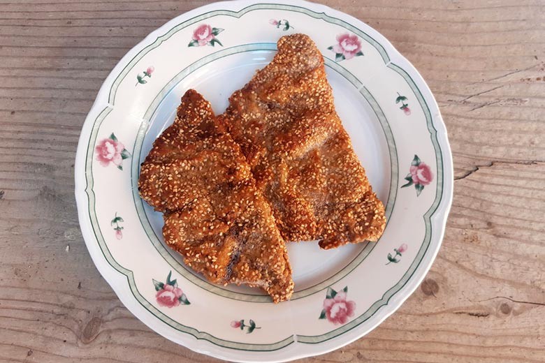 Schnitzerl mit Sesampanier