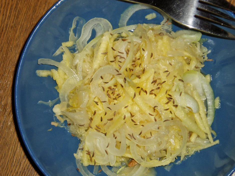 Sauerkraut mit geriebenen &Auml;pfeln