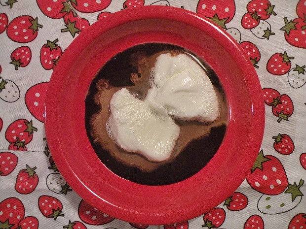 Schneenockerl in Schokoladencreme