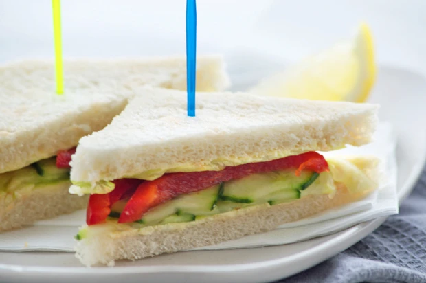 Gurkensandwich mit Zitronenbutter