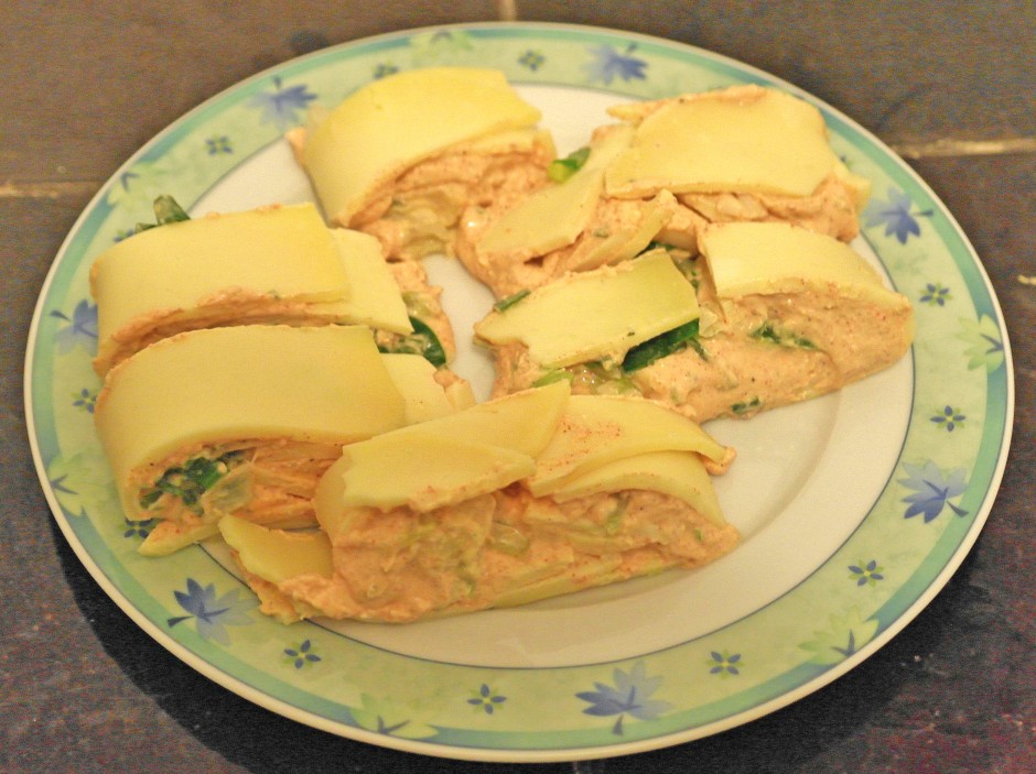Würzige Käseröllchen mit Kräutersauce