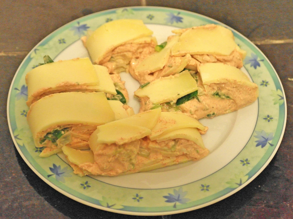 Würzige Käseröllchen mit Kräutersauce