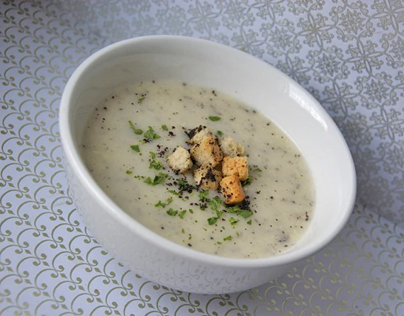 Käsesuppe mit Mohn und Croutons