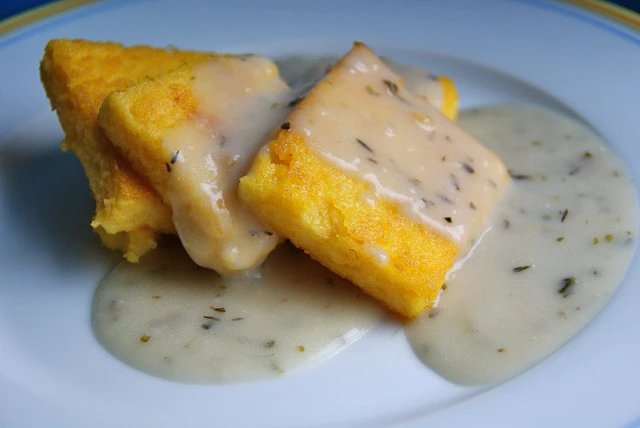Polentascheiben auf Kräutersoße