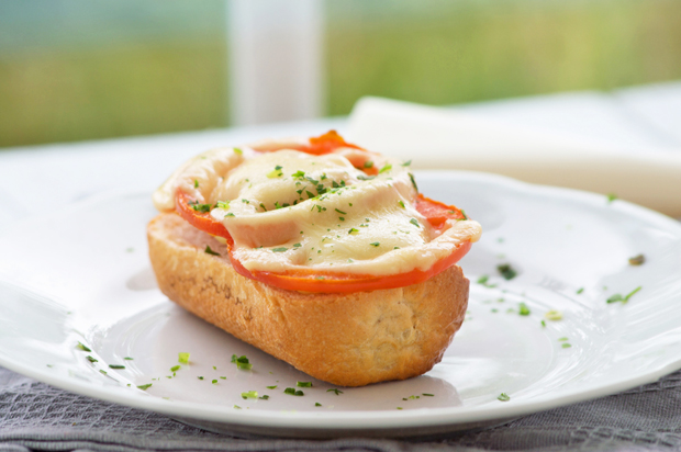 Tomaten-Käse Toast - Rezept | GuteKueche.at