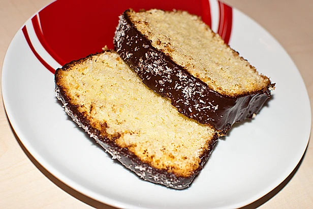 Kokoskuchen mit Schokoladenglasur