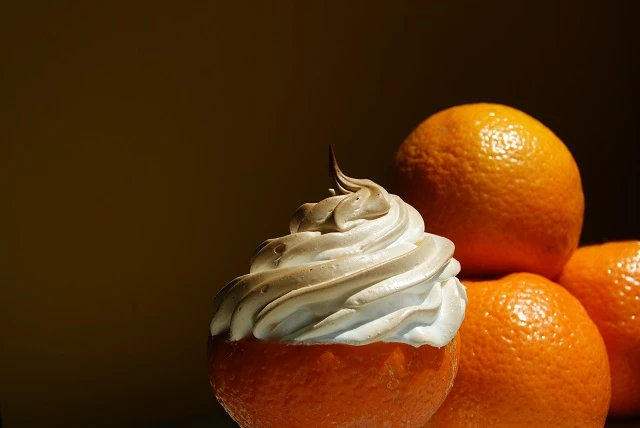 Überbackene Eisbaiser im Orangenbett