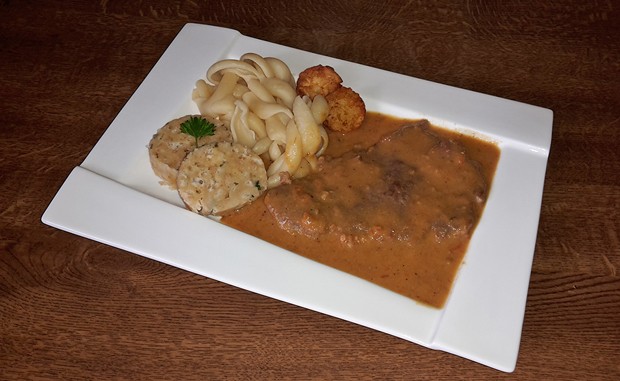 Rindsschnitzel mit Wurzelsoße