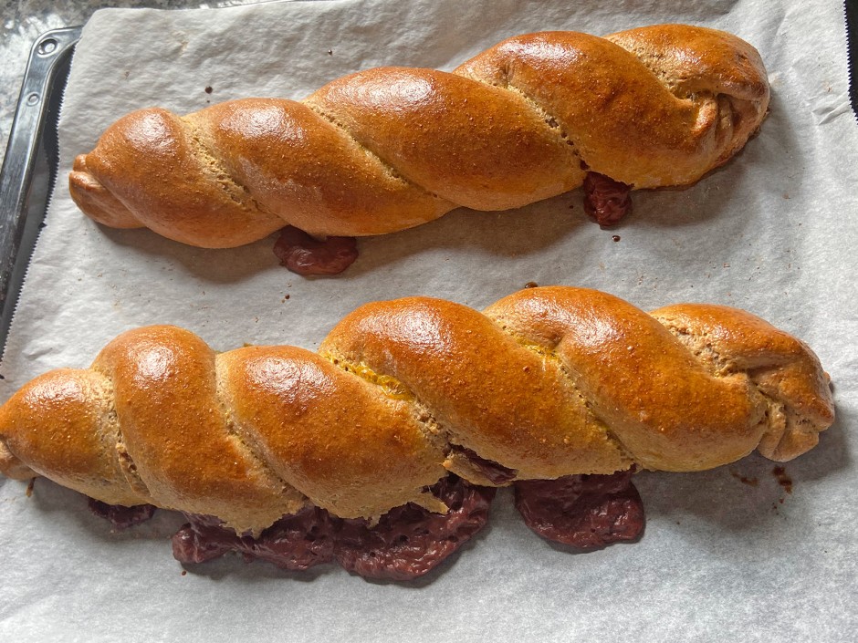 Dinkel-Hefezopf mit Puddingfülle