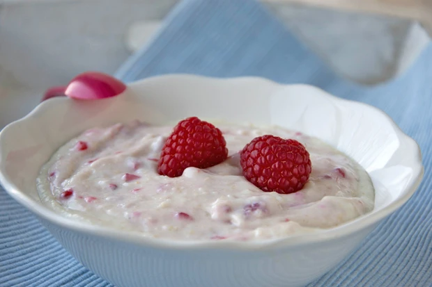 Milchbrei mit Himbeeren