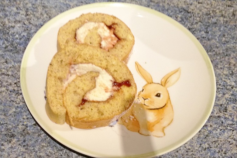 Biskuitroulade mit Brombeerfülle