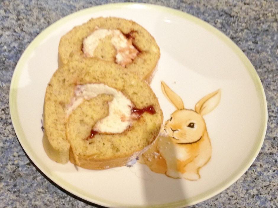 Biskuitroulade mit Brombeerfülle
