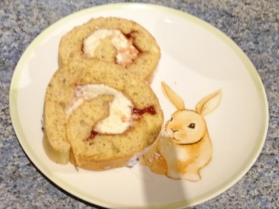 Biskuitroulade mit Brombeerfülle