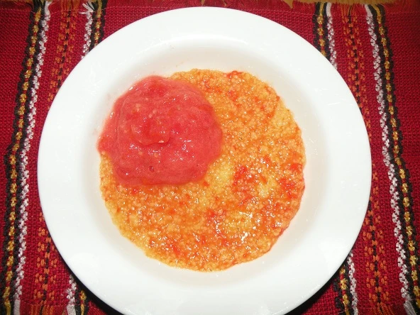 Maispaprika mit Tomatensauce
