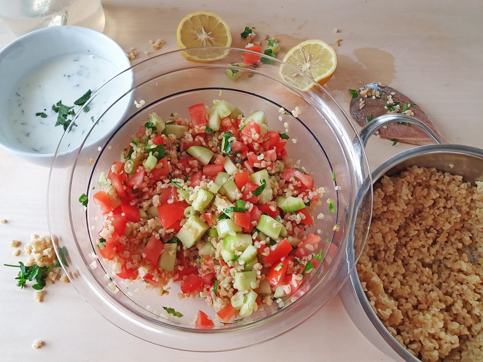 Klassisches Taboulè mit Minzjoghurt