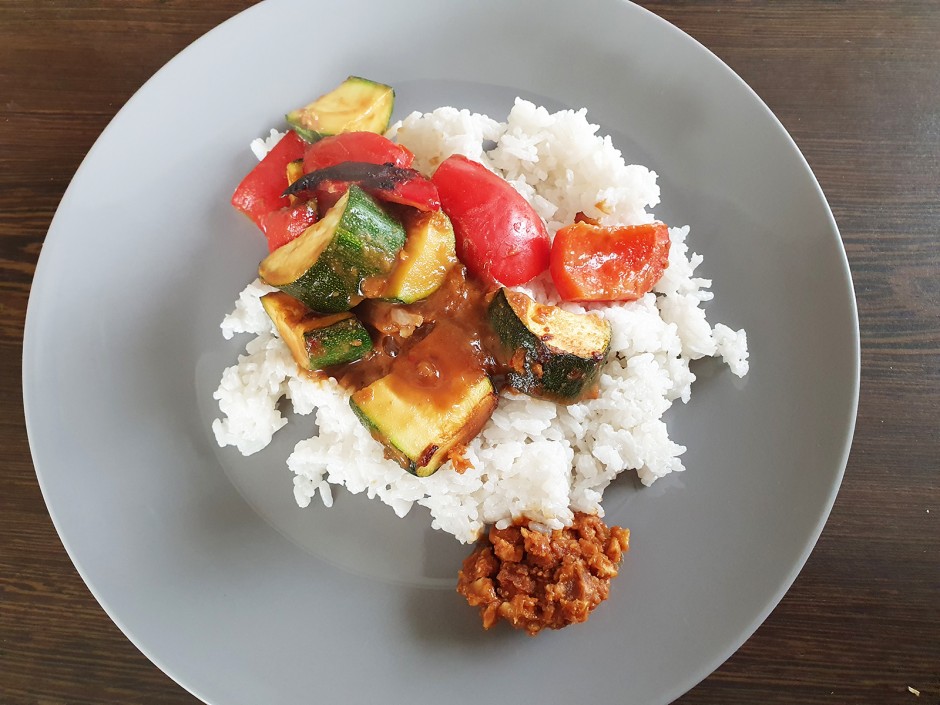 Ofengemüse mit Satay-Soße und Kokos-Jaminreis