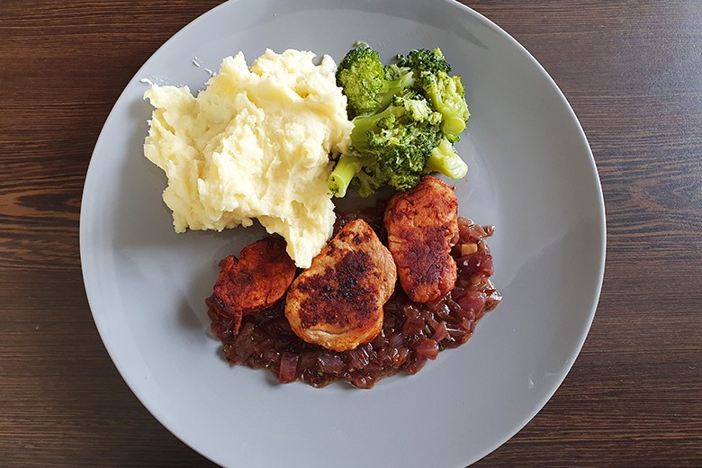 Schweinefilet mit Honig-Rosmarin-Zwiebel-Sauce