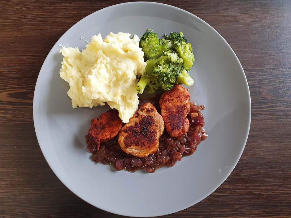 Schweinefilet mit Honig-Rosmarin-Zwiebel-Sauce