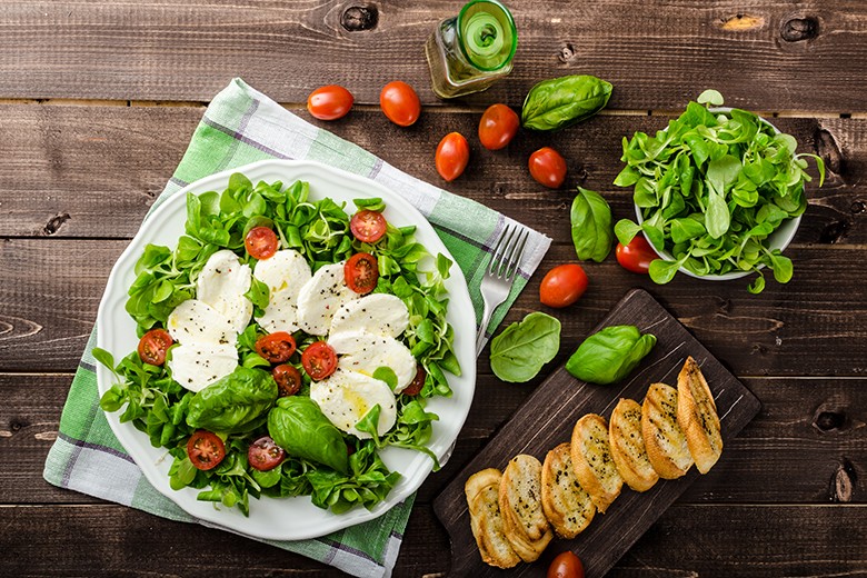 Feldsalat mit Mozzarella, Tomaten und Basilikum-Vinaigrette