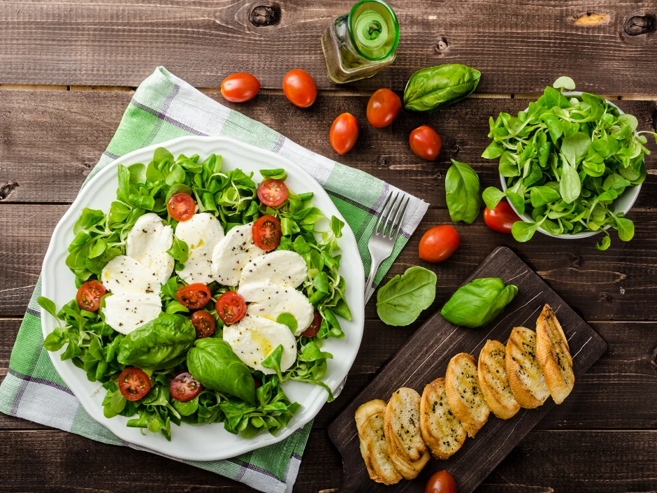 Feldsalat mit Mozzarella, Tomaten und Basilikum-Vinaigrette