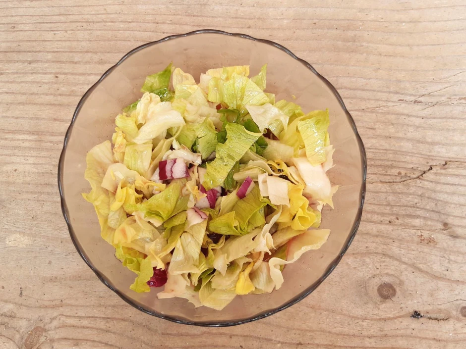 Eisbergsalat mit Johannisbeeressig