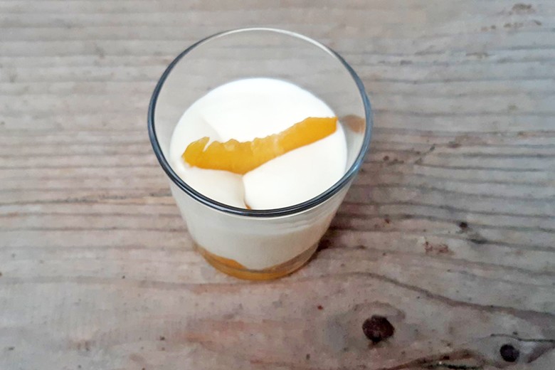 Topfencreme mit Pfirsich
