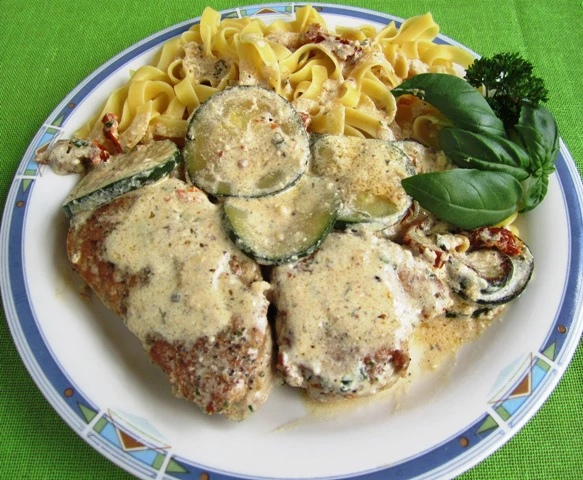 Schweinsmedaillons in Zucchinirahm