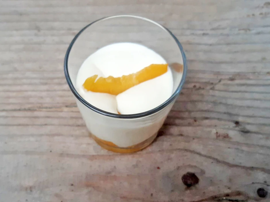 Topfencreme mit Pfirsich