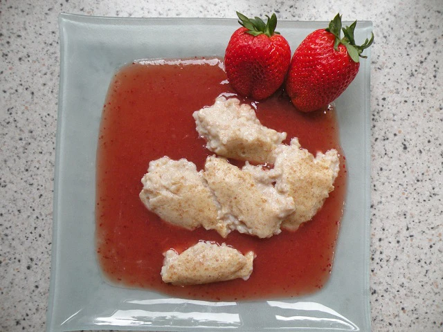 Vollkorngrießnockerl in Erdbeersauce