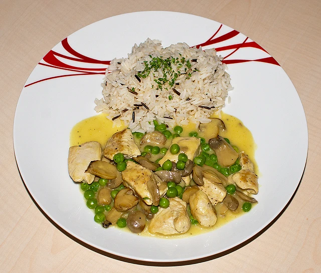 Puten-Curry mit Champignons und Erbsen