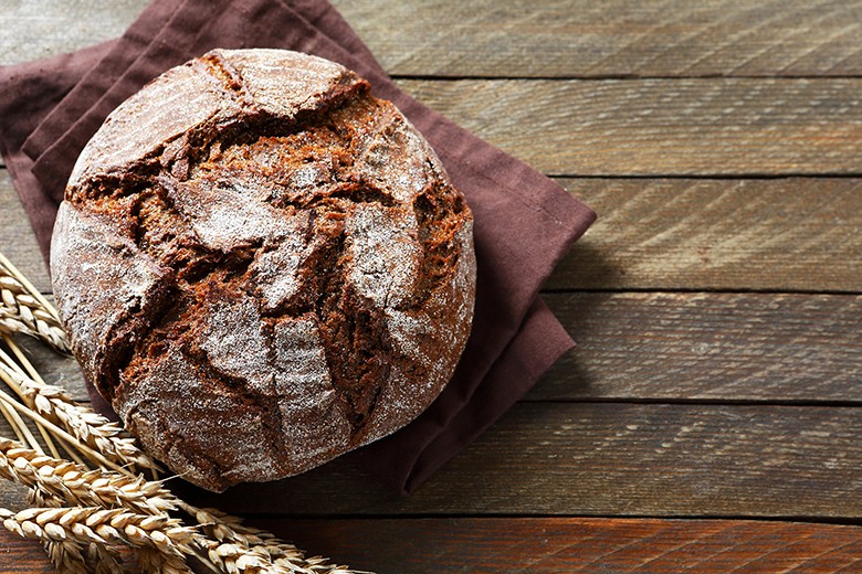 Rustikaler Brotlaib aus Sauerteig