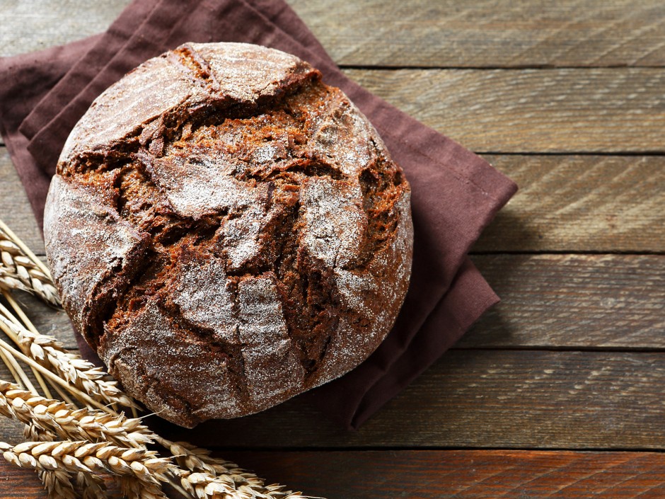 Rustikaler Brotlaib aus Sauerteig